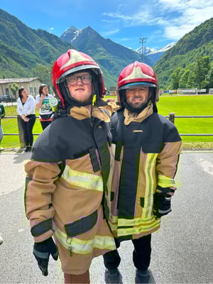 Due dei nostri ragazzi durante l'attività con i pompieri