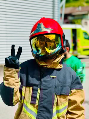 Un Camaleonte che prova la tuta da pompiere