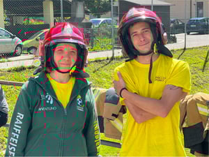 Due ragazzi durante l'attività con i pompieri